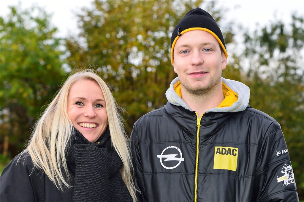 Efter at være udgået lørdag nat med defekt gearkasse, stod Jacob Madsen og Line Lykke Jensen tidligt op søndag morgen for at se deres konkurrenter køre Rally Denmark færdigt. Humøret havde de i
(Foto: Michael Eisenberg)